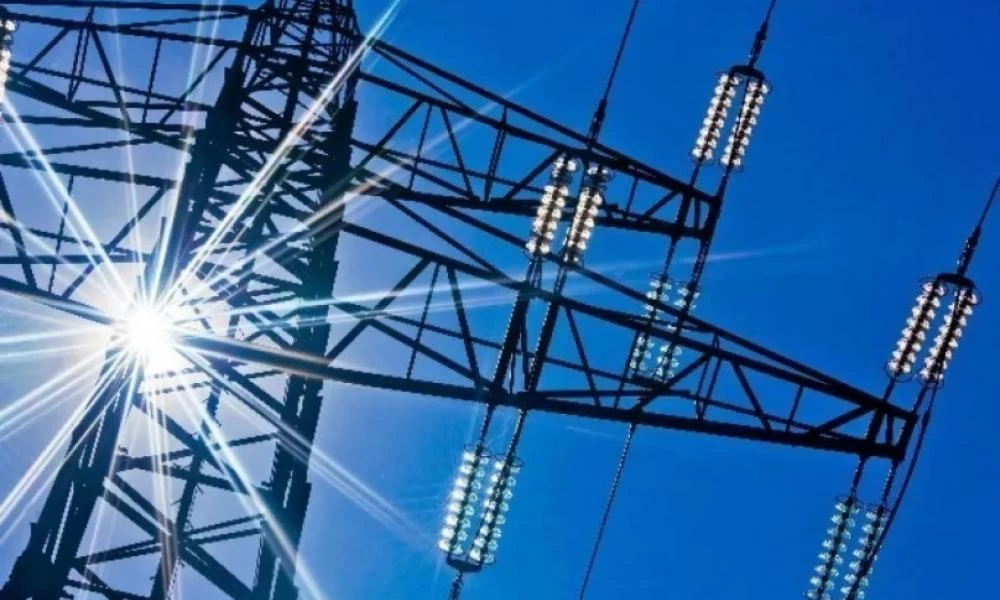 ΥΠΕΝ: Σχέδιο με τρεις άξονες για τη μείωση της ηλεκτρικής δαπάνης στα νοικοκυριά